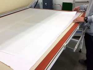 転写紙をうつ伏せで重ねます